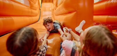 Ile kosztuje wynajem dmuchańca? Cennik i&nbsp;porady
